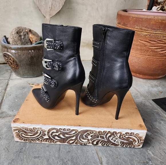 Sassy & Sexy Steve Madden Black Leather Booties - Picture 11 of 12
